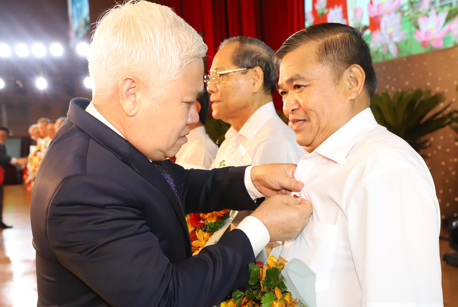 Đồng chí Nguyễn Văn Lợi, Bí thư Tỉnh ủy trao huy hiệu Đảng cho các đảng viên lão thành .